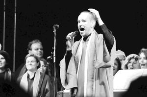 Dirigiert wurde der Gospelchor "open arms"vom Kantor für Popularmusik der Evangelischen Kirche von Kurhessen-Waldeck, Peter Hamburger.
